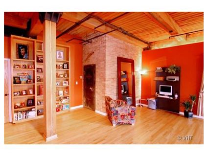 411-s-sangamon-_7e-livingroom-_3.jpg