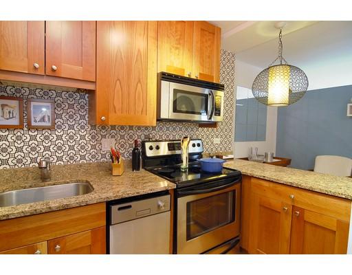 450-w-briar-_9e-kitchen.jpg