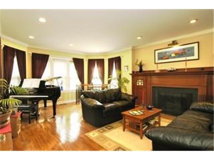 7406-n-claremont-livingroom.jpg