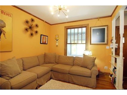 2109-w-montrose-livingroom.jpg