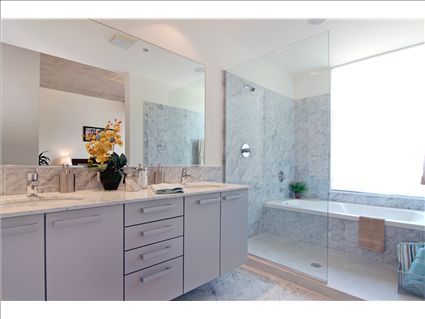 550-n-st-clair-_1104-bathroom-_1-with-furniture.jpg