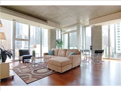 550-n-st-clair-_1104-livingroom-with-furniture.jpg