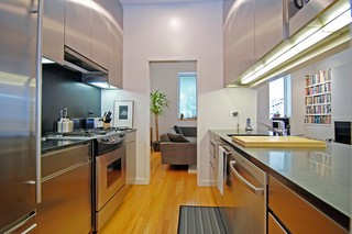 29-w-chestnut-coach-house-kitchen.jpg