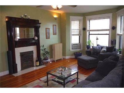 749-w-wellington-_2-livingroom.jpg