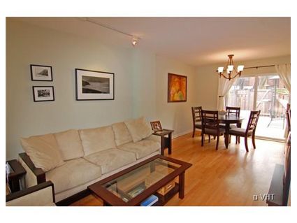 552-w-armitage-_1-livingroom-approved.jpg