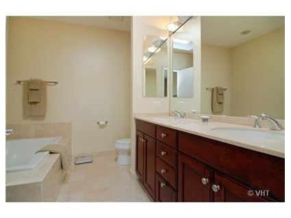 1137-w-monroe-_8-bathroom-approved.jpg