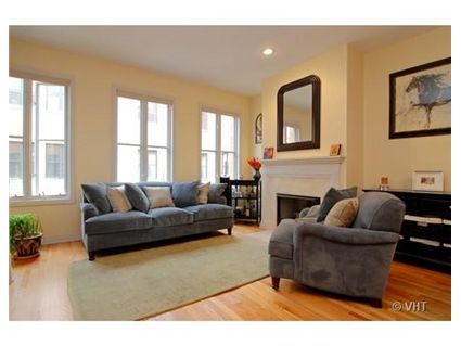 1137-w-monroe-_8-livingroom-approved.jpg