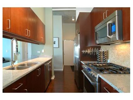 611-s-wells-_706-kitchen-approved.jpg