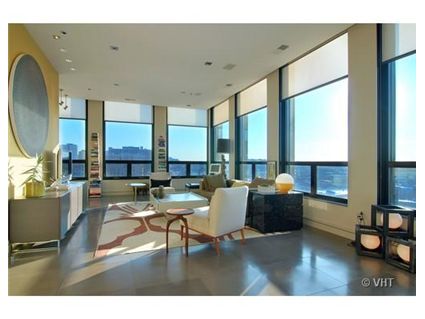 550-w-wellington-penthouse-livingroom-_3-approved.jpg