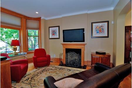 657-w-roscoe-livingroom-approved.jpg
