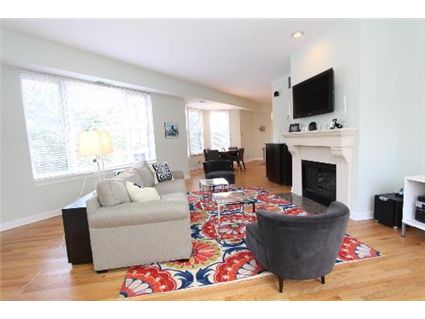 845-w-altgeld-_2a-living-room-approved.jpg