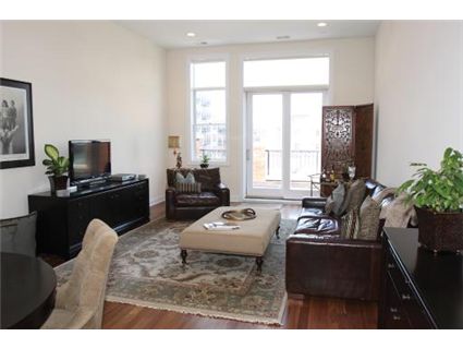 955-w-monroe-_4c-living-room-approved.jpg